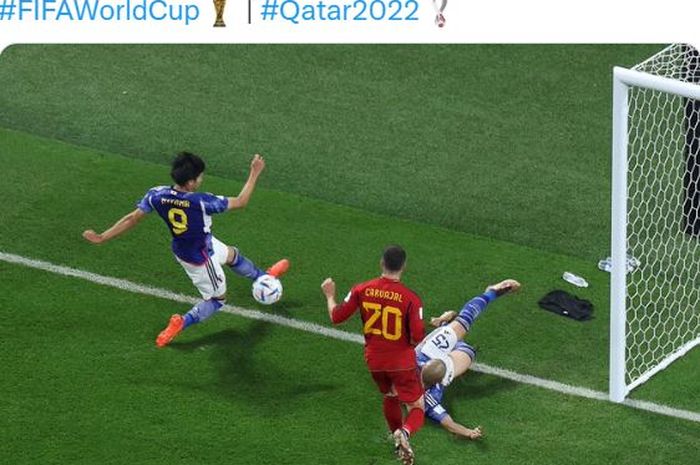 Bola yang akan dioper pemain timnas Jepang, Kaoru Mitoma, telah keluar lapangan dalam laga Piala Dunia 2022. Gol dalam duel Jepang vs Spanyol seharusnya tak sah dan Jerman bisa lolos ke babak 16 besar.