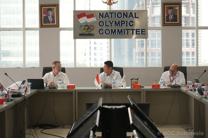 Ketua Umum NOC Indonesia, Raja Sapta Oktohari (tengah) saat rapat koordinasi di Kantor NOC Indonesia, Senayan, Jakarta, Jumat (2/12/2022).