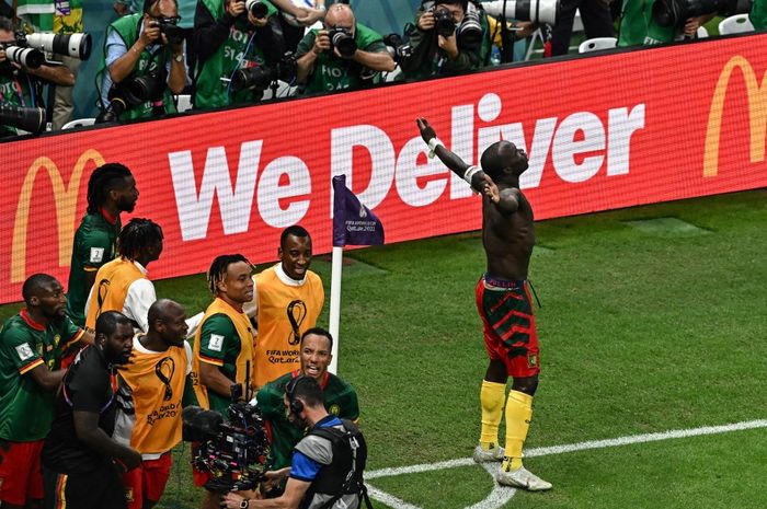 Striker timnas Kamerun, Vincent Aboubakar, merayakan gol ke gawang timnas Brasil dalam laga Grup G Piala Dunia 2022 di Stadion Lusail, Jumat (2/12/2022).
