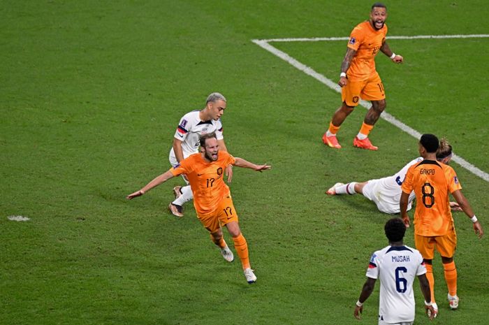 Bek timnas Belanda, Daley Blind, merayakan gol ke gawang timnas Amerika Serikat dalam laga babak 16 besar Piala Dunia 2022 di Stadion Khalifa International, Sabtu (3/12/2022).