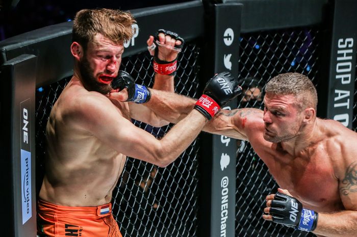 Anatoly Malykhin (kanan) waktu mengalahkan juara dua divisi ONE Championship, Reinier de Ridder, dalam laga puncak ONE Fight Night 5, Sabtu (3/12/2022) di Manila.