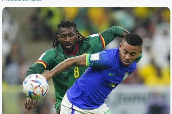 Penyerang timns Brasil, Gabriel Jesus (depan), beraksi dalam laga melawan timnas Kamerun di Piala Dunia 2022.
