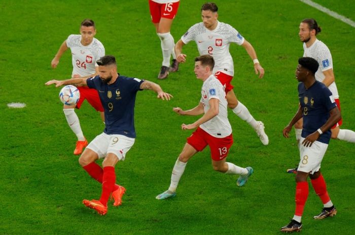 Striker Prancis, Olivier Giroud, dalam laga kontra Polandia pada babak 16 besar Piala Dunia 2022.