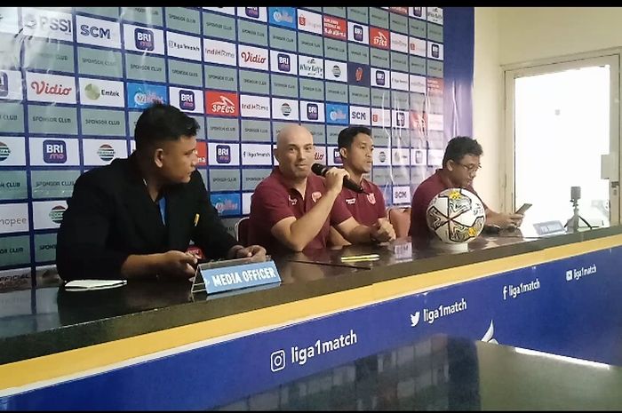 Pelatih PSM Makassar, Bernardo Tavares pada konferensi pers di Stadion Sultan Agung, Bantul pada Minggu (4/12/2022)
