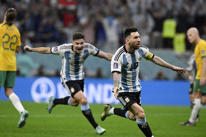 Kapten timnas Argentina, Lionel Messi, melakukan selebrasi bareng Julian Alvarez dalam laga babak 16 besar Piala Dunia 2022 kontra timnas Australia di Stadion Ahmad Bin Ali, Sabtu (3/12/2022).