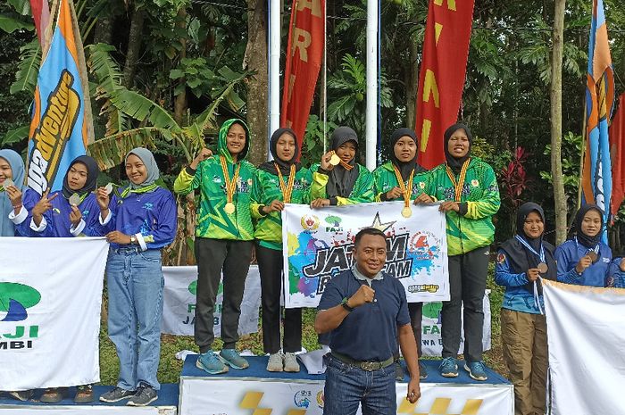 Tim putri Jawa Timur menjadi yang terbaik pada nomor Down River Race (DRR) kategori junior putri Kejurnas Arum Jeram 2022, Minggu (4/12/2022)