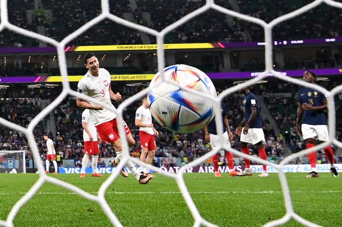 Robert Lewandowski cetak gol tendangan penalti dalam duel timnas Prancis vs Polandia pada Piala Dunia 2022 di Al Thumama, Doha (4/12/2022).