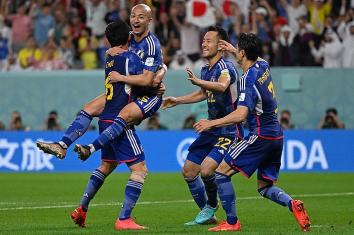 Para pemain timnas Jepang merayakan gol yang dicetak oleh Daizen Maeda (25) ke gawang timnas Kroasia pada partai 16 besar Piala Dunia 2022, Senin (5/12/2022).