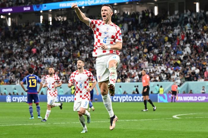 Penyerang timnas Kroasia, Ivan Perisic, merayakan gol yang dicetaknya ke gawang timnas Jepang pada partai 16 besar Piala Dunia 2022, Senin (5/12/2022).