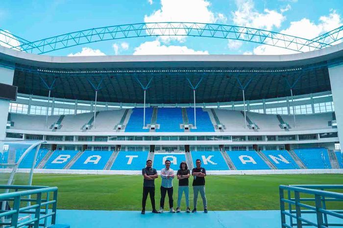 Manajemen Nusantara United berkunjung ke Stadion Batakan, Balikpapan, Kalimantan Timur