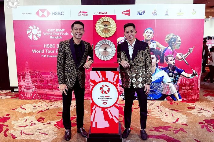 Pasangan ganda putra Indonesia, Fajar Alfian/Muhammad Rian Ardianto, berpose dalam gala dinner jelang BWF World Tour Finals 2022 di Bangkok, Thailand, Senin (5/12/2022).