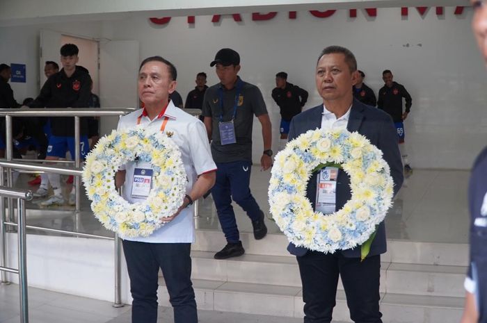 Ketua Umum PSSI, Mochamad Iriawn dan Direkut Operasional PT LIB, Sudjarno membawa karangan bunga dalam pembukaan lanjutan Liga 1 2022/2023.