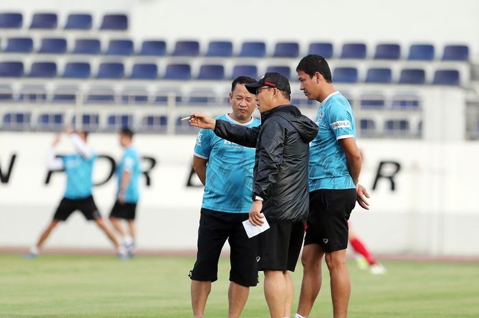 Pelatih timnas Vietnam, Park Hang-seo saat memimpin latihan.
