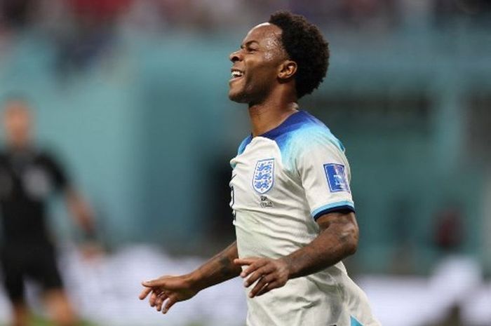 Winger timnas Inggris, Raheem Sterling, melakukan selebrasi seusai mencetak gol ke gawang Iran pada laga Grup B Piala Dunia 2022 Qatar, 21 November 2022. Terkini, Sterling absen dan menghilang dari skuad timnas Inggris pada laga 16 besar Piala Dunia 2022 kontra Senegal pada Senin (5/12/2022) dini hari WIB.