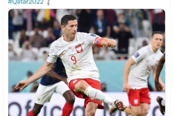 Robert Lewandowski mengambil tendangan penalti dalam duel timnas Prancis vs Polandia pada Piala Dunia 2022 di Al Thumama (4/12/2022).