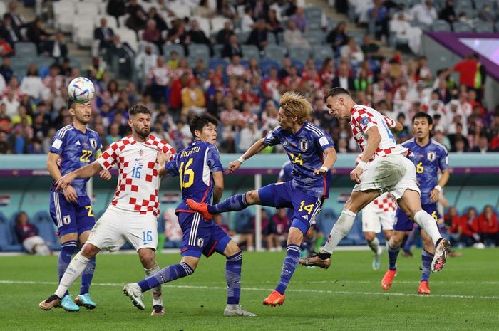 Croatia's midfielder #04 Ivan Perisic (R) scores his team's first goal during the Qatar 2022 World Cup round of 16 football match between Japan and Croatia at the Al-Janoub Stadium in Al-Wakrah, south of Doha on December 5, 2022. (Photo by ADRIAN DENNIS / AFP)