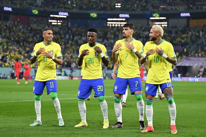 Para pemain timnas Brasil merayakan gol pertamanya yang dicetak Vinicius Junior ke gawang timnas Korea Selatan di Piala Dunia 2022.