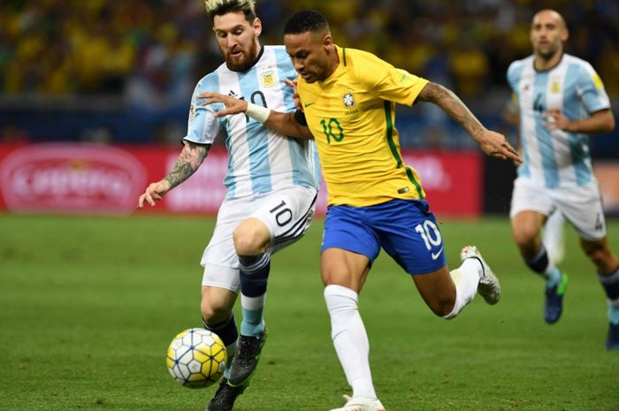 Lionel Messi berebut bola dengan Neymar dalam laga timnas Brasil vs Argentina di Belo Horizonte (10/11/2016). Timnas Argentina dan Brasil berpeluang ketemu lagi di semifinal Piala Dunia 2022.