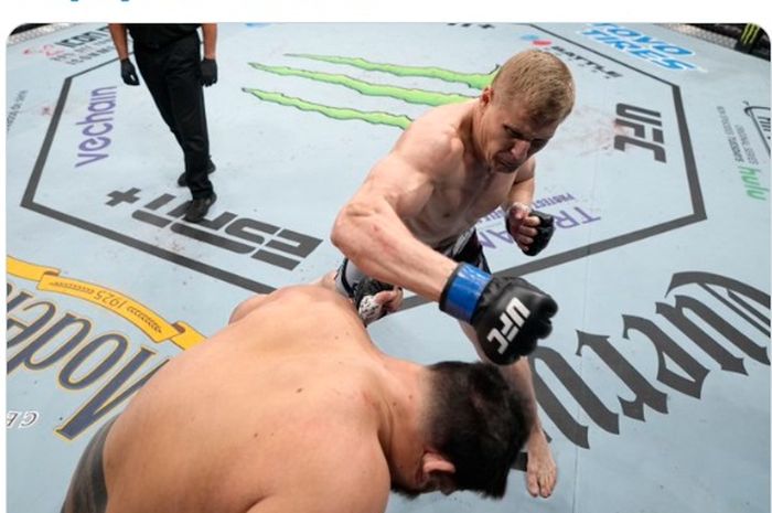 Momen Sergei Pavlovich mengayunkan bogem mentahnya ke arah Tai Tuivasa pada UFC Orlando.