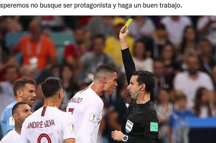 Momen Cristiano Ronaldo diberi kartu kuning oleh Cesar Ramos saat timnas Portugal bersua timnas Uruguay pada babak 16 besar Piala Dunia 2018 di Rusia.