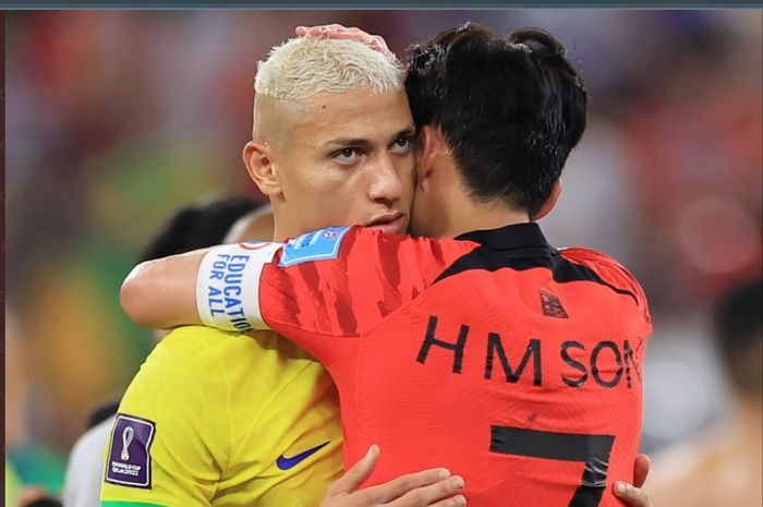 Momen Richarlison dan Son Heung-min saling berpelukan selepas pertandingan timnas Brasil dan timnas Korea Selatan di babak 16 besar Piala Dunia 2022.