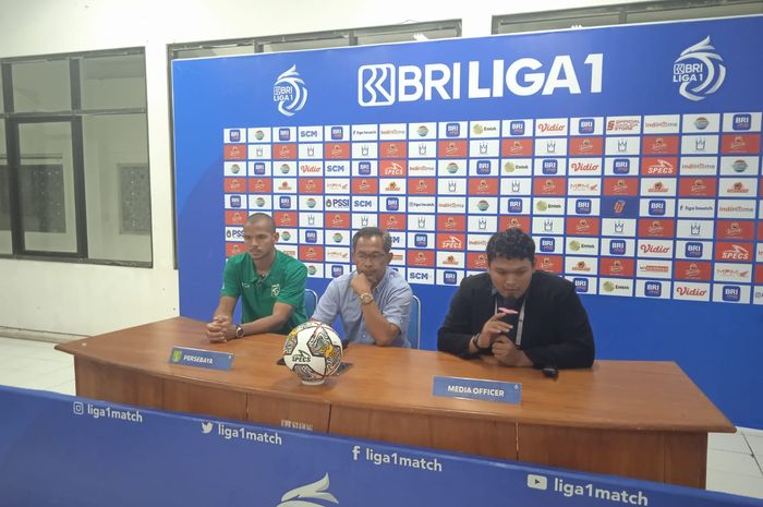 Pelatih Persebaya Surabaya, Aji Santoso dan Leo Lelis saat konferensi pers usai lawan Barito Putera