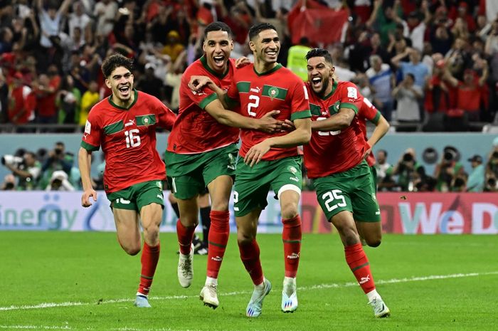 Achraf Hakimi (2) cetak penalti Panenka dalam duel timnas Maroko vs Spanyol di babak 16 besar Piala Dunia 2022 di Education City Stadium (6/12/2022).