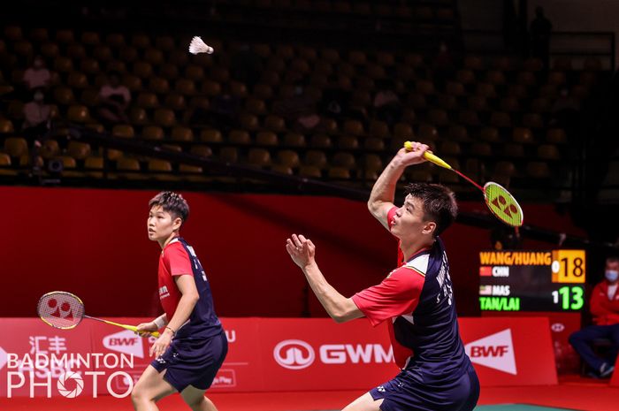 Pasangan ganda campuran China Wang Yi Lyu/Huang Dong Ping saat menjalani laga pertama babak penyisihan BWF World Tour Finals 2022, Rabu (7/12/2022)