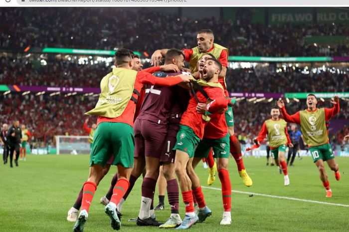 Para pemain timnas Maroko merayakan kemenangan atas timnas Spanyol pada babak 16 besar Piala Dunia 2022 di Education City Stadium, Selasa (6/12/2022).