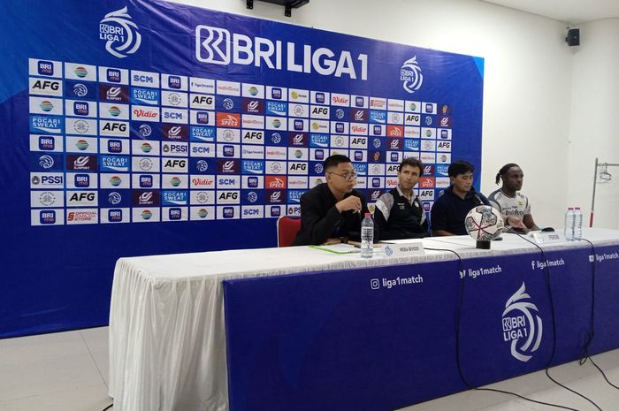 Pelatih Persib Bandung, Luis Milla, saat sesi jumpa pers setelah pertandingan melawan Persik Kediri pada Rabu (7/12/2022).