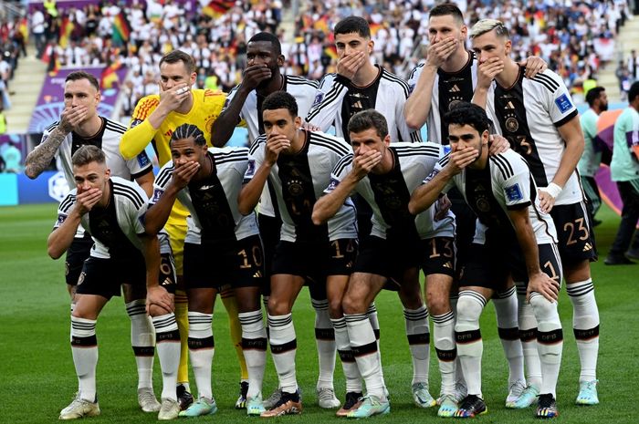 Timnas Jerman berpose dengan protes menutup mulut jelang kick-off laga Piala Dunia 2022 versus Jepang di Stadion Internasional Khalifa, Doha (23/11/2022).