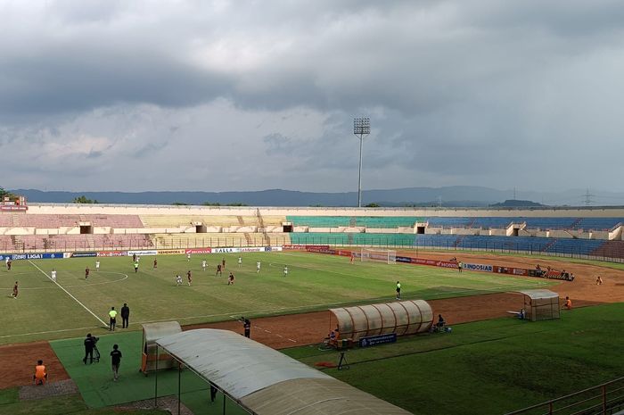 Suasana pertandingan Liga 1 pekan ke-13 antara PSM Makassar dan Persita Tangerang di Stadion Sultan Agung, Bantul, Kamis (8/12/2022) sore WIB.