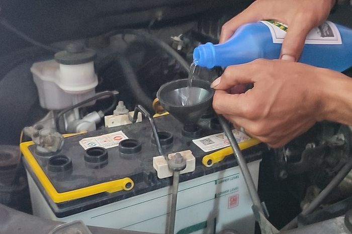 Tips Harian Mobil Matic, Cara Gampang Merawat Aki Agar Tahan Lama