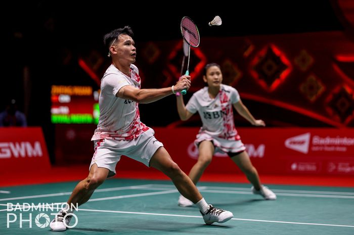 Pasangan ganda campuran Indonesia, Rinov Rivaldy/Pitha Haningtyas Mentari saat bertanding melawan Zheng Si Wei/Huang Ya Qiong (China) pada laga kedua fase penyisihan grup BWF World Tour Finals 2022 di Nimibutr Arena, Bangkok, Thailand, Kamis (8/12/2022).
