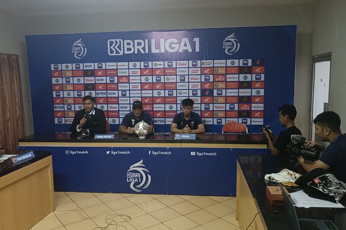 Pelatih Persita, Alfredo Vera dan Muchamad Wildan Ramdhani Nugraha dalam konferensi pers seusai laga melawan PSM Makassar, di Stadion Sultan Agung, Bantul, Kamis (8/12/2022).
