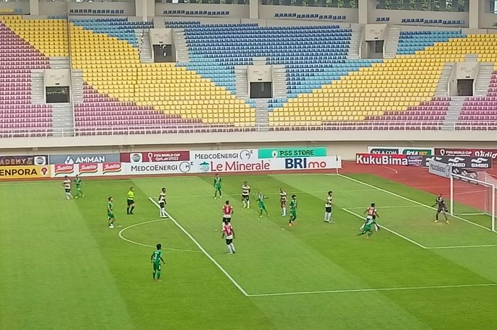 Suasana pertandingan Liga 1 2022/2023 pekan ke-13 antara PSS Sleman vs Madura United di Stadion Manahan, Surakarta, Kamis (8/11/2022).