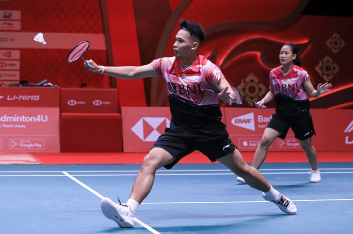 Pasangan ganda campuran Indonesia, Rinov Rivaldy/Pitha Haningtyas Mentari,  pada laga pertama BWF World Tour Finals 2022 di Nimibutr Arena, Bangkok, Thailand, Rabu, 7 Desember 2022