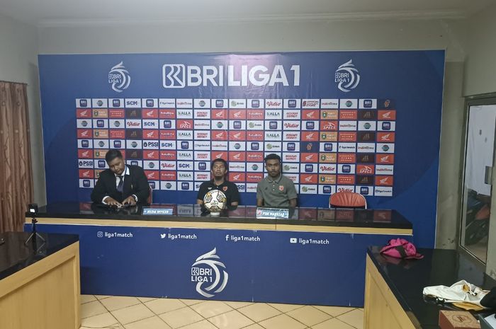 Asisten Pelatih PSM Makassar, Ahmad Amiruddin dan Yance Sayuri dalam konferensi pers seusai laga melawan Persita Tangerang, di Stadion Sultan Agung, Bantul, Kamis (8/12/2022).