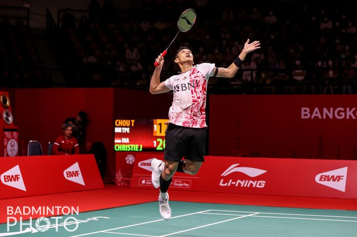 Pebulu tangkis tunggal putra Indonesia, Jonatan Christie, saat berlaga di partai terakhir fase grup BWF World Tour Finals 2022 yang digelar di Nimibutr Arena, Bangkok, Thailand, Jumat, 9 Desember 2022