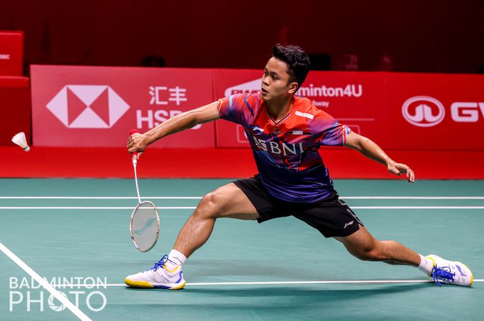 Pebulu tangkis tunggal putra Indonesia, Anthony Sinisuka Ginting, saat berlaga di partai terakhir fase grup BWF World Tour Finals 2022 yang digelar di Nimibutr Arena, Bangkok, Thailand, Jumat, 9 Desember 2022