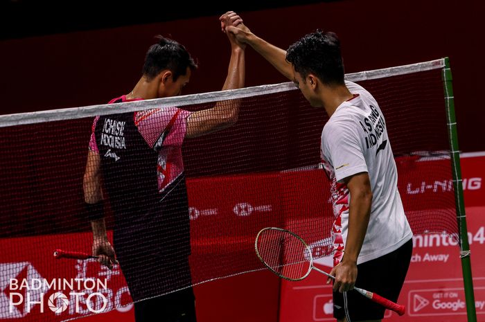 Dua pebulu tangkis tunggal putra Indonesia Jonatan Christie (kiri) dan Anthony Sinisuka Ginting (kanan) berjabat tangan setelah pertandingan mereka pada babak penyisihan grup BWF World Tour Finals 2022 di Nimibutr Arena, Thailand, 7 Desember 2022.