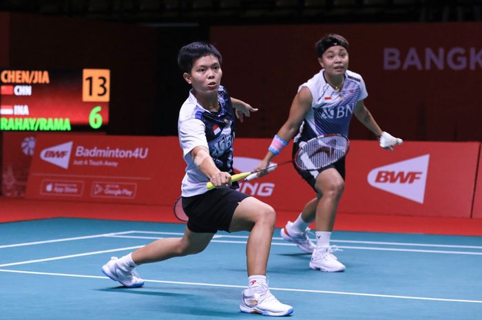 Aksi pasangan ganda putri Indonesia, Siti Fadia Silva Ramadhanti dan Apriyani Rahayu, saat menghadapi Chen Qing Chen/Jia Yi Fan dari China pada pertandingan babak penyisihan Grup A BWF World Tour Finals 2022 di Nimibutr Arena, Thailand, 9 Desember 2022.
