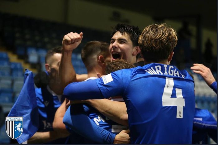 Bek Gillingham FC, Elkan Baggott, melakukan selebrasi setelah mencetak gol ke gawang Dagenham and Redbridge, Kamis (8/12).