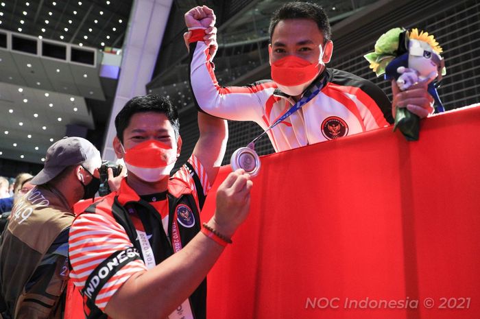 Ketua NOC Indonesia berfoto bersama lifter putra Eko Yuli Irawan yang berhasil meraih medali di Olimpiade 2020 Tokyo pada Agustus 2021 lalu.