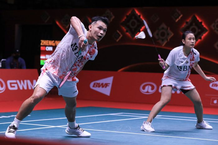 Pasangan ganda campuran Indonesia, Rinov Rivaldy/Pitha Haningtyas Mentari, pada laga kedua grup BWF World Tour Finals 2022 di Nimibutr Stadium, Bangkok, Kamis (8/12/2022).