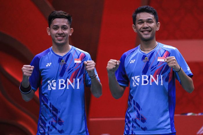 Pasangan ganda putra Indonesia, Fajar Alfian/Muhammad Rian Ardianto, berpose setelah menang pada laga kedua grup BWF World Tour Finals 2022 di Nimibutr Stadium, Bangkok, Kamis (9/12/2022).