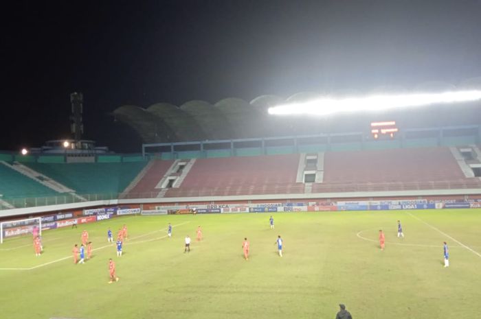 Suasana pertandingan PSIS Semarang vs Borneo FC di Stadion Maguwoharjo, Sleman pada Jumat (9/12/2022).