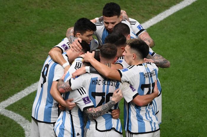 Para pemain timnas Argentina merayakan gol Nahuel Molina ke gawang timnas Belanda dalam laga perempat final Piala Dunia 2022 di Stadion Lusail, Jumat (9/12/2022).