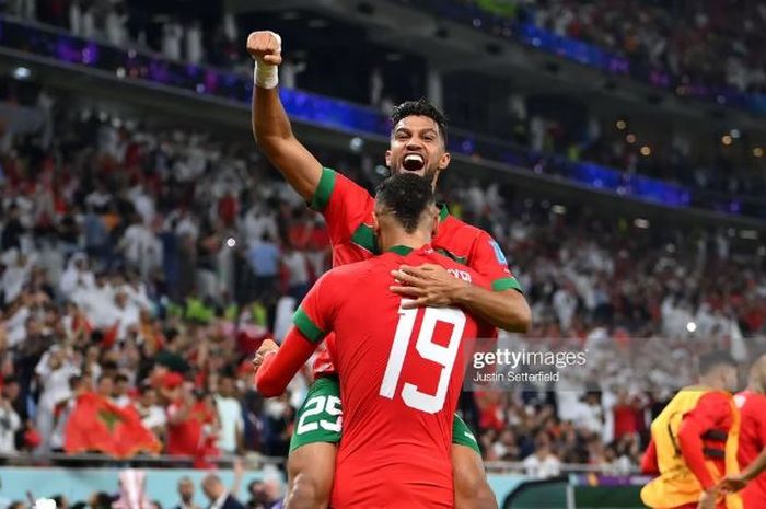 Pemain Maroko, Attiat-Allah dan Youssef En-Nesyri, merayakan gol ke gawang Portugal pada babak perempat final Piala Dunia 2022.