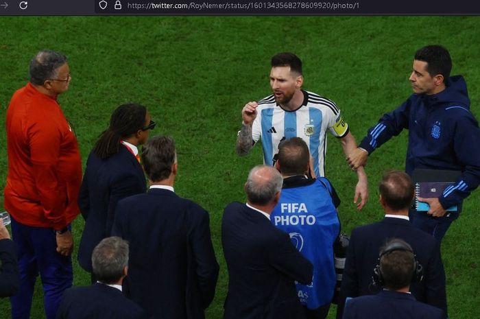 Kapten timnas Argentina, Lionel Messi, melabrak pelatih timnas Belanda, Louis van Gaal